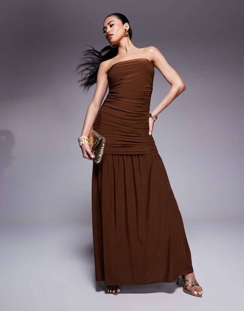 ASOS DESIGN - Gerafftes, trägerloses Maxikleid in Schokobraun mit tiefer Taille-Rot von ASOS DESIGN
