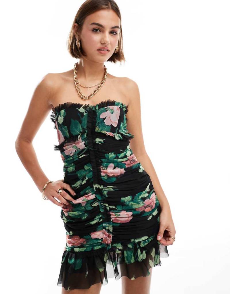 ASOS DESIGN - Gerafftes, trägerloses Minikleid mit Blumenprint und Rüschen-Bunt von ASOS DESIGN