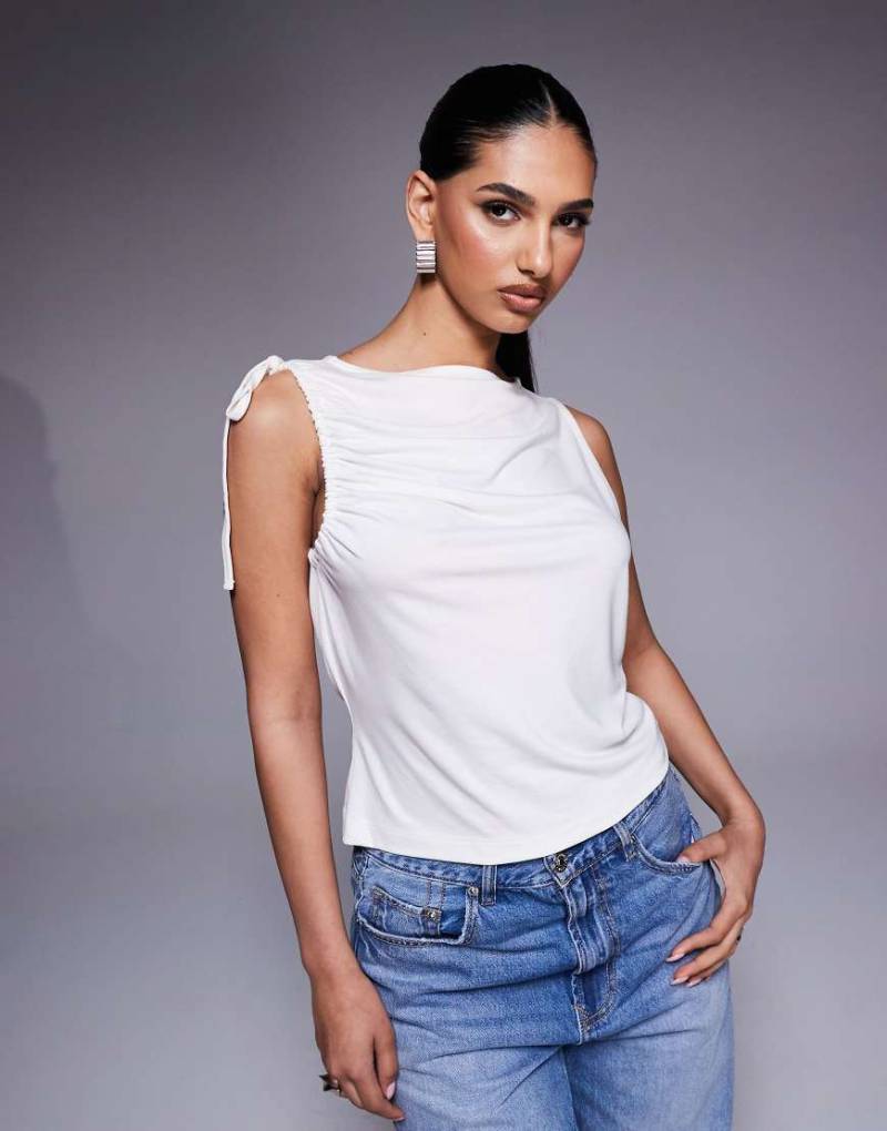 ASOS DESIGN - Gerafftes Cupro-Trägertop in Cremeweiß mit gebundener Seite von ASOS DESIGN