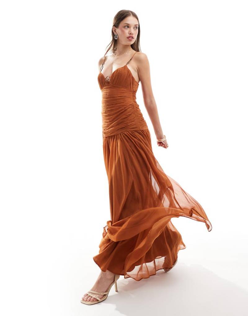 ASOS DESIGN - Gerafftes Maxikleid in Braun mit goldfarbenen Metalldetails von ASOS DESIGN