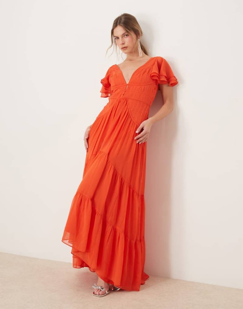 ASOS DESIGN - Gerafftes Maxikleid in Gewürzrot mit Flatterärmeln und nach hinten abfallendem Saum von ASOS DESIGN