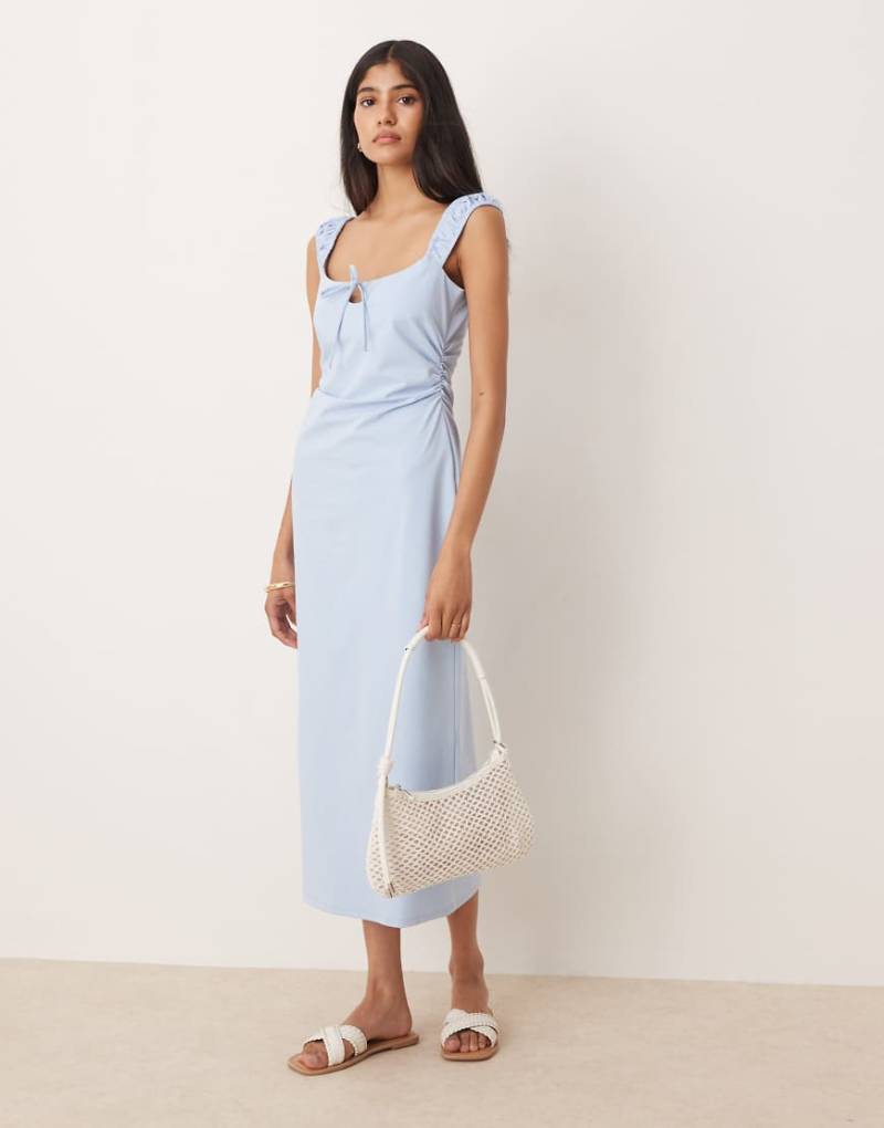 ASOS DESIGN - Gerafftes Midikleid in Babyblau mit Flügelärmeln und geschnürter Vorderseite von ASOS DESIGN