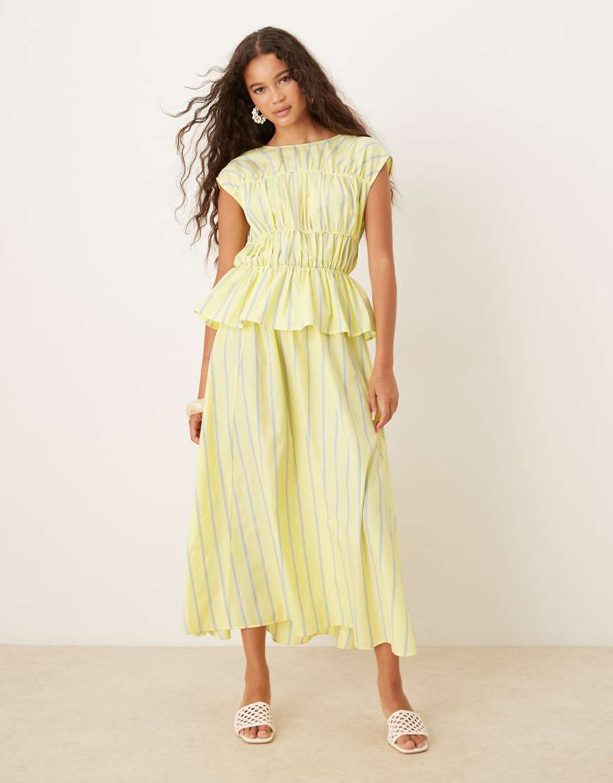 ASOS DESIGN - Gerafftes Midikleid in Gelb mit Streifen von ASOS DESIGN