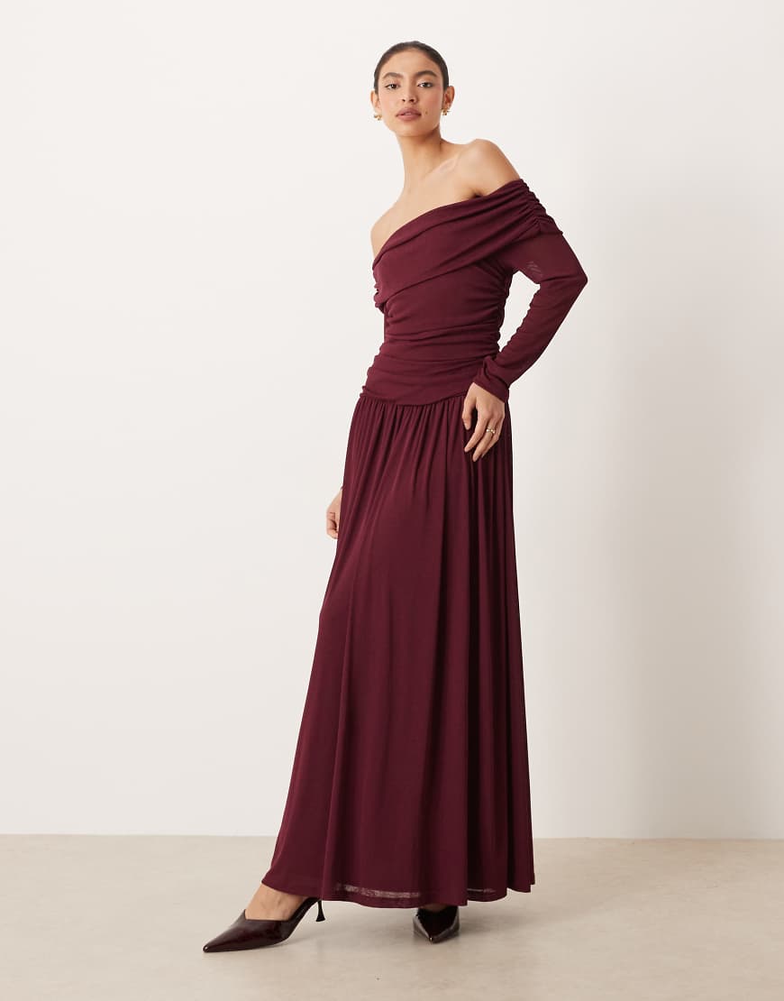 ASOS DESIGN - Gerafftes Midikleid in Pflaume mit Carmen-Ausschnitt und tiefem Saum-Rot von ASOS DESIGN