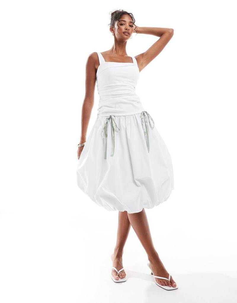 ASOS DESIGN - Gerafftes Midikleid in Weiß mit Ballonsaum und grünen Satinschleifen von ASOS DESIGN