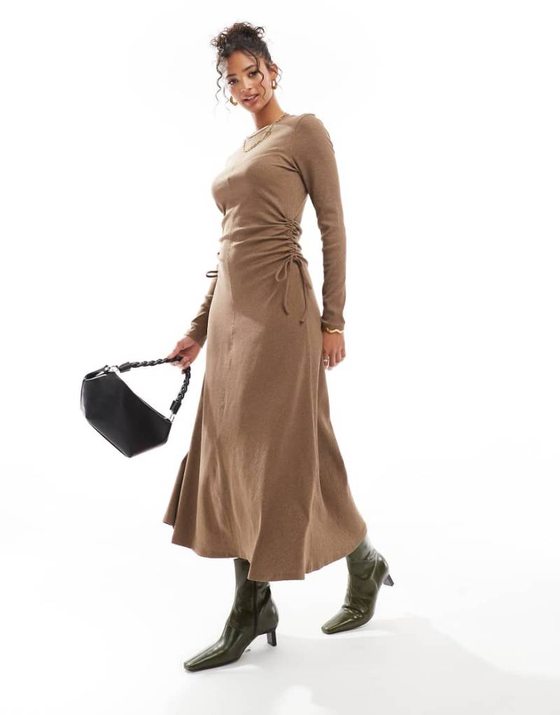 ASOS DESIGN - Gerafftes Midikleid in geripptem Braun mit geschnürten Seiten von ASOS DESIGN