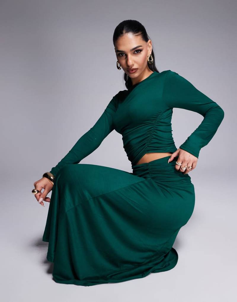 ASOS DESIGN - Gerafftes Midikleid mit Zierausschnitt am Bund-Grün von ASOS DESIGN