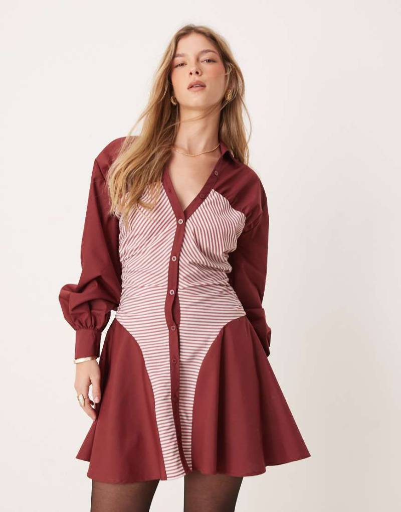 ASOS DESIGN - Gerafftes Mini-Hemdkleid in Burgunder mit gestreiftem Einsatz-Rot von ASOS DESIGN
