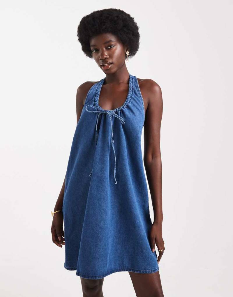 ASOS DESIGN - Gerafftes Mini-Jeanskleid in dunklem Mittelblau mit U-Ausschnitt von ASOS DESIGN