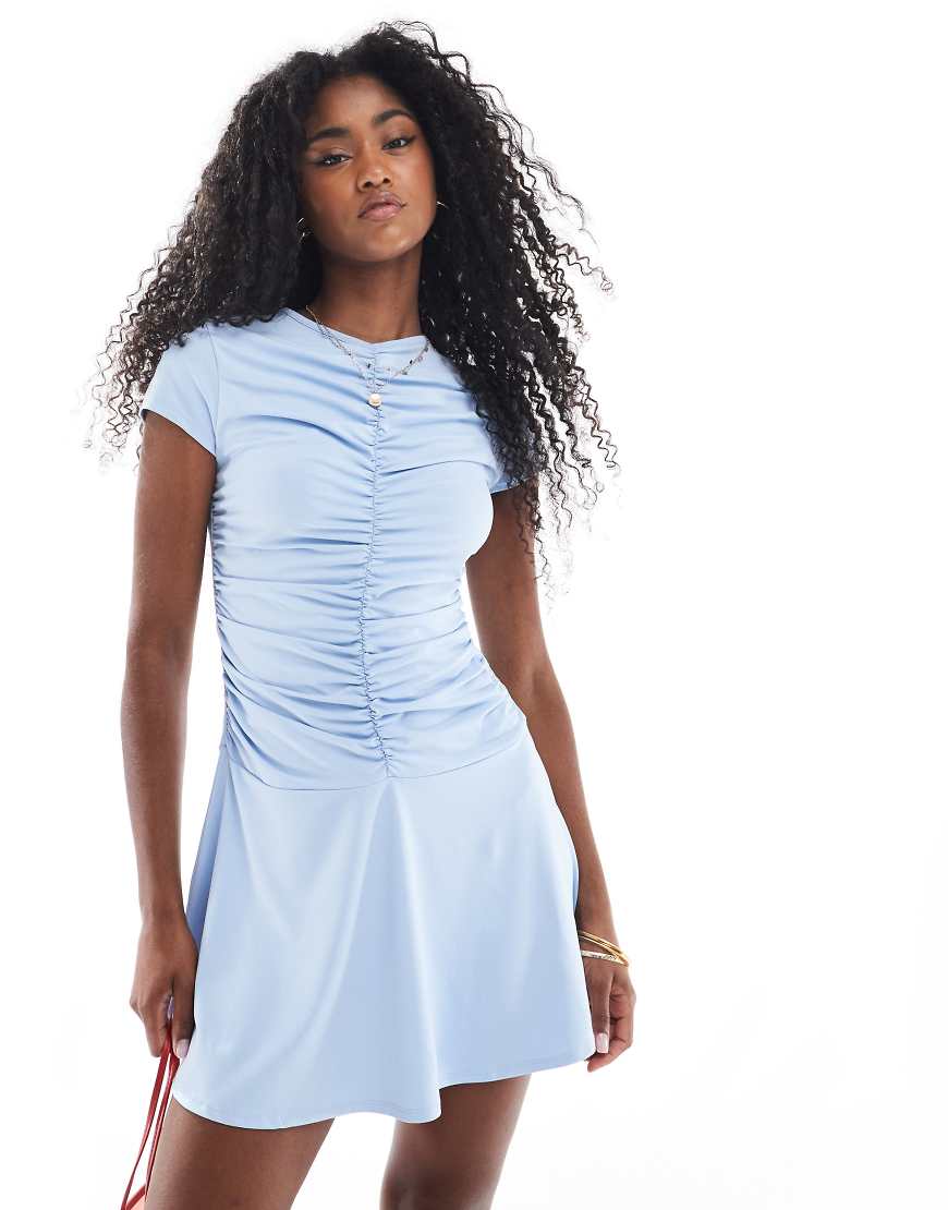 ASOS DESIGN - Gerafftes Mini-T-Shirt-Kleid in Babyblau mit tiefer Taille von ASOS DESIGN