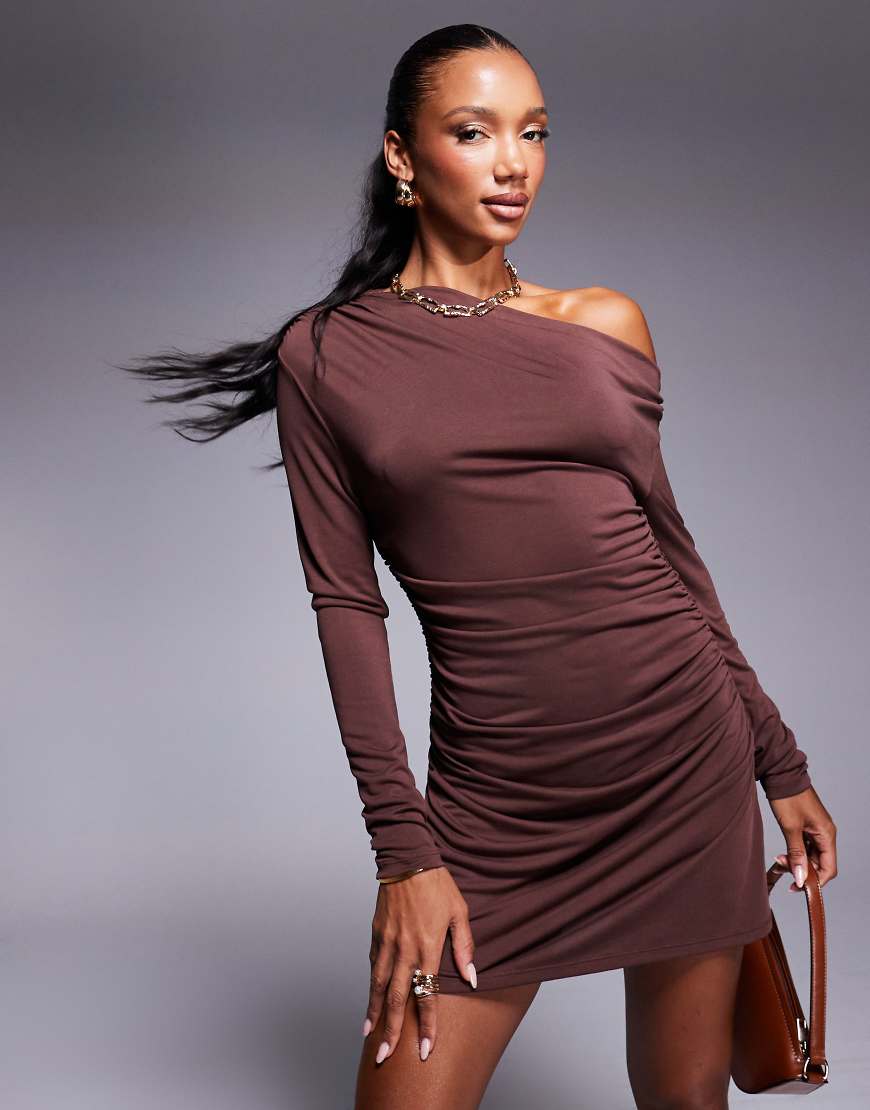 ASOS DESIGN - Gerafftes Minikleid aus Modal in Schokoladenbraun mit abfallender Schulterpartie ASOS DESIGN - Gerafftes Minikleid aus Modal in Schokoladenbraun mit abfallender Schulterpartie von ASOS DESIGN