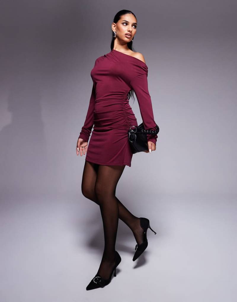 ASOS DESIGN - Gerafftes Minikleid in Burgunderrot mit abfallenden Schultern von ASOS DESIGN