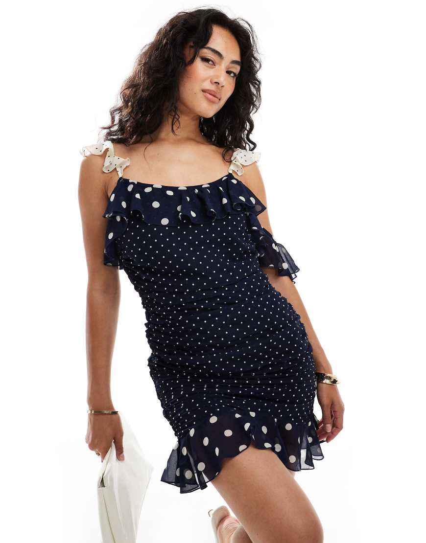 ASOS DESIGN - Gerafftes Minikleid mit Punktmuster-Mix und Rüschendetail-Bunt von ASOS DESIGN