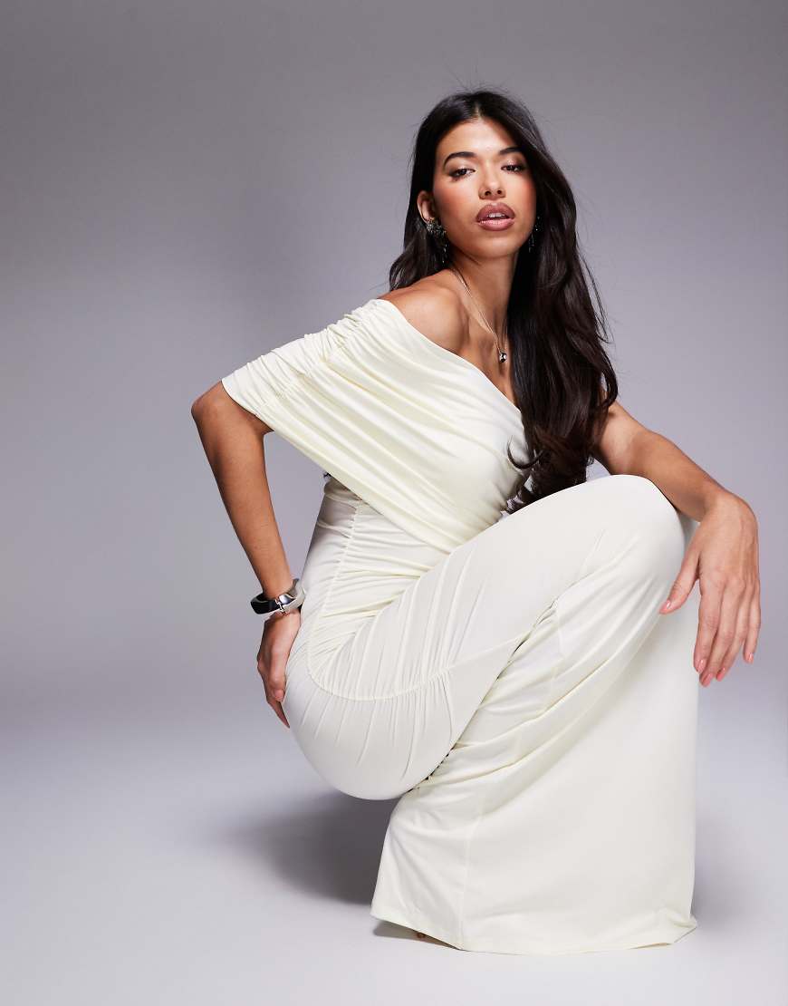 ASOS DESIGN - Gerafftes Netzstoff-Maxikleid in Buttermilchgelb mit One-Shoulder-Träger ASOS DESIGN - Gerafftes Netzstoff-Maxikleid in Buttermilchgelb mit One-Shoulder-Träger von ASOS DESIGN