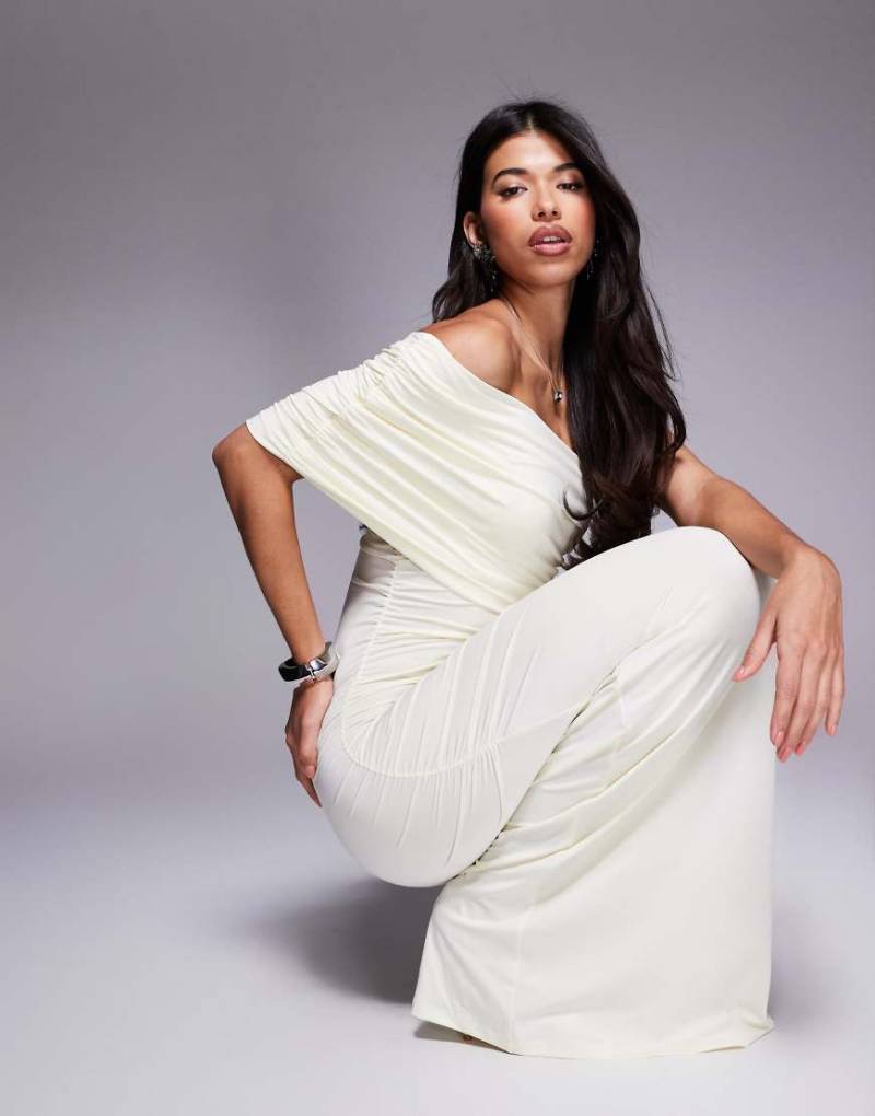 ASOS DESIGN - Gerafftes Netzstoff-Maxikleid in Buttermilchgelb mit One-Shoulder-Träger von ASOS DESIGN