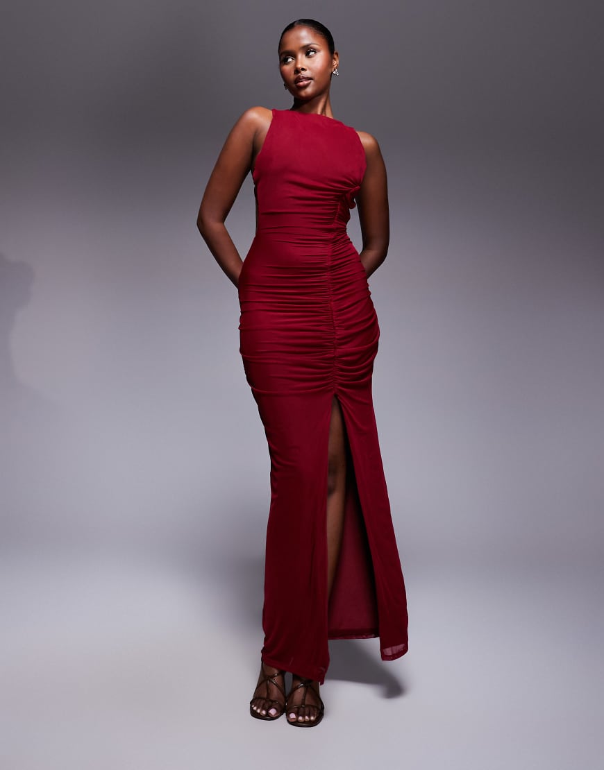 ASOS DESIGN - Gerafftes Netzstoff-Maxikleid in dunklem Kirschrot mit Riemchen-Rücken von ASOS DESIGN