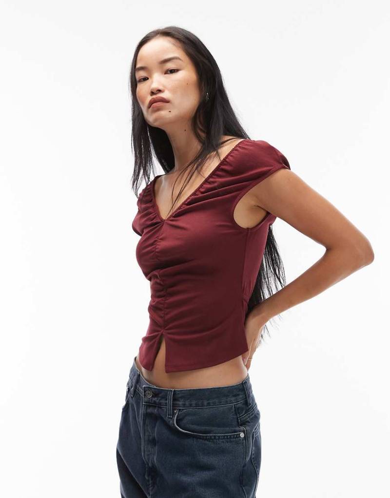 ASOS DESIGN - Gerafftes Oberteil in Burgunderrot mit V-Ausschnitt und gebundener Rückseite von ASOS DESIGN