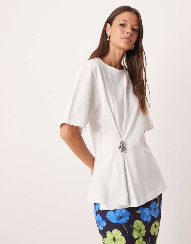 ASOS DESIGN - Gerafftes Oversize-T-Shirt in Weiß mit Metalldetail von ASOS DESIGN