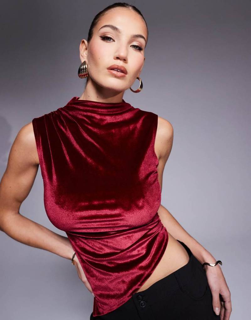 ASOS DESIGN - Gerafftes Samt-Oberteil in Burgunderrot mit asymmetrischem Saum und hohem Stehkragen von ASOS DESIGN