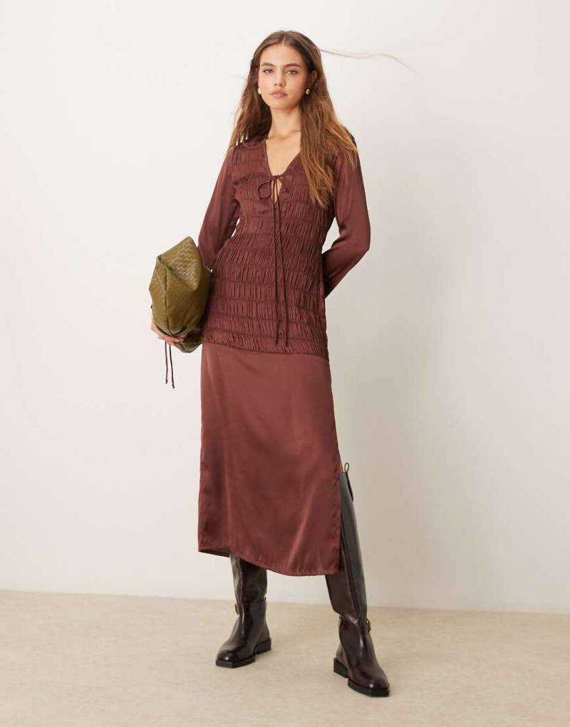 ASOS DESIGN - Gerafftes Satin-Midikleid in Schokobraun mit geschnürter Vorderseite von ASOS DESIGN
