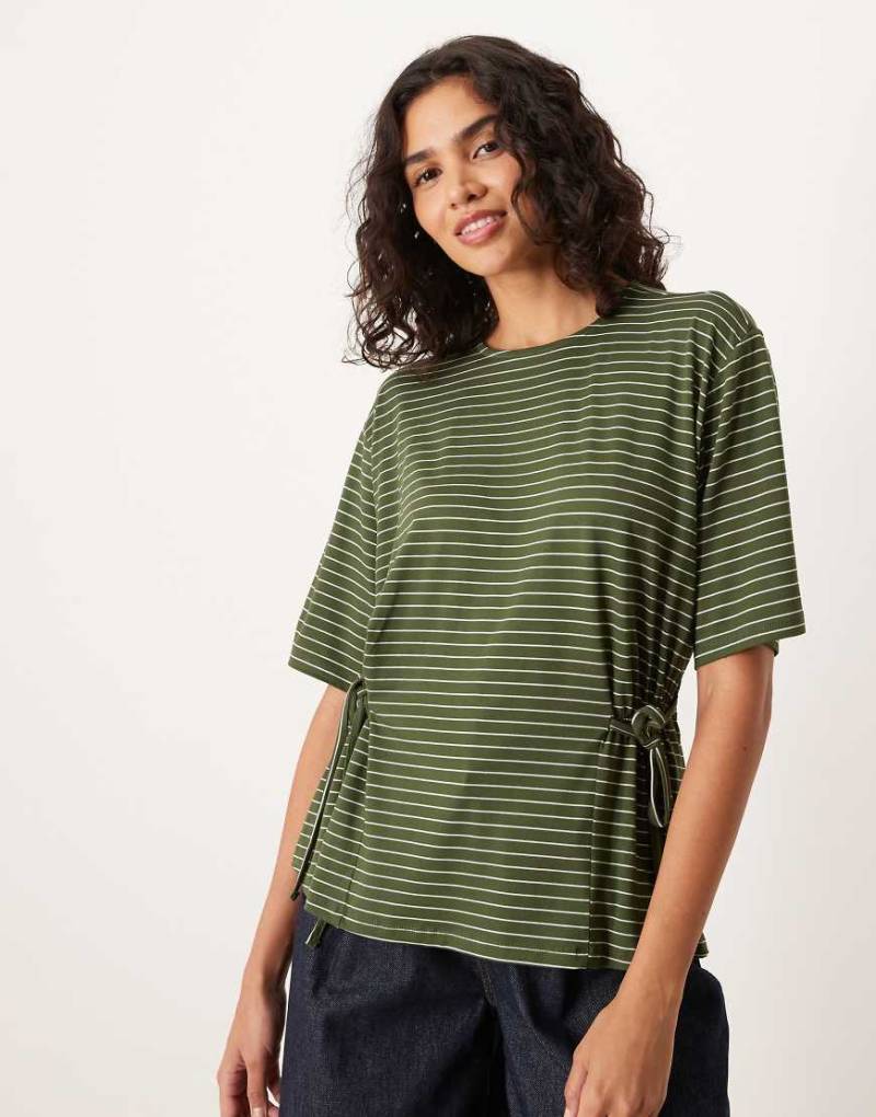 ASOS DESIGN - Gerafftes T-Shirt in Grün mit Streifen und seitlichem Bindedetail von ASOS DESIGN