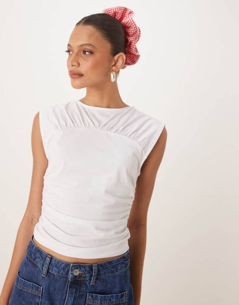 ASOS DESIGN - Gerafftes T-Shirt in Weiß mit Kappärmeln von ASOS DESIGN