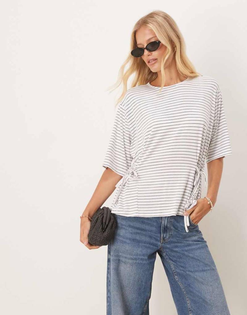 ASOS DESIGN - Gerafftes T-Shirt in gestreiftem Elfenbeinweiß mit seitlichem Bindedetail von ASOS DESIGN