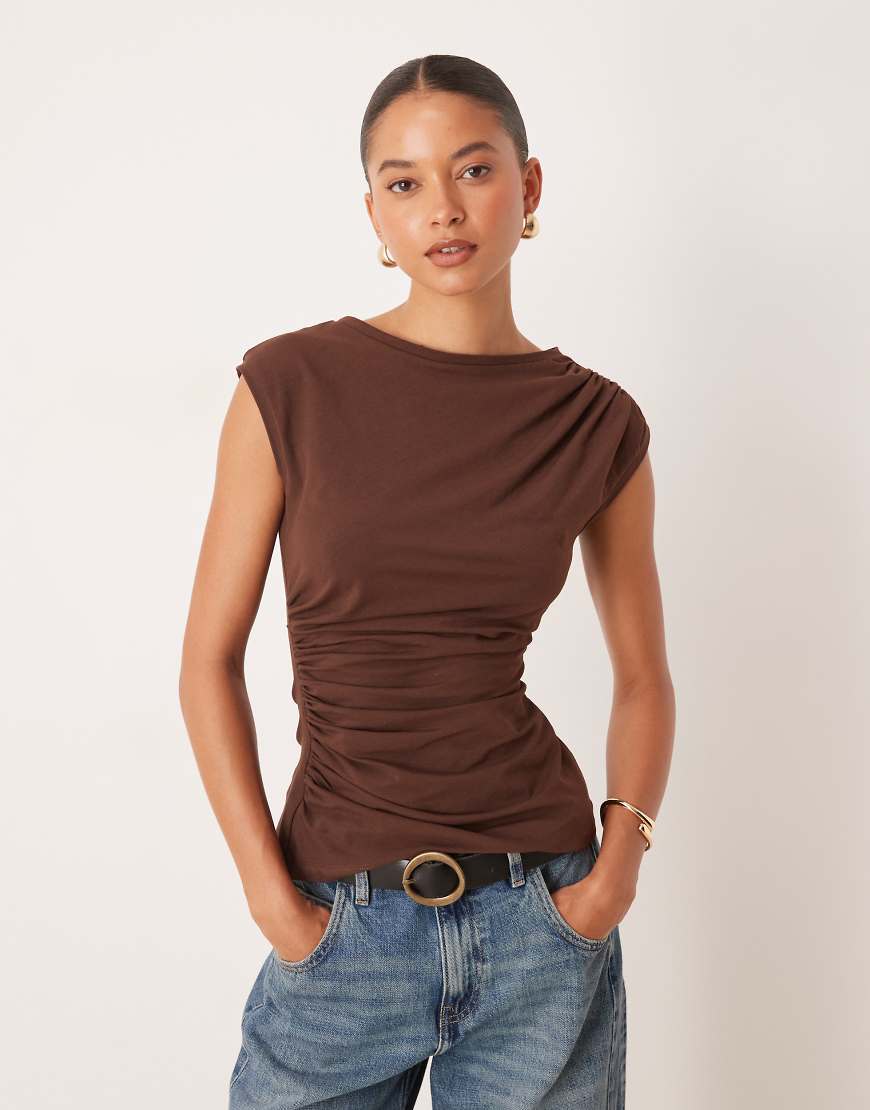ASOS DESIGN - Gerafftes Tanktop aus Baumwolle in Schokobraun von ASOS DESIGN
