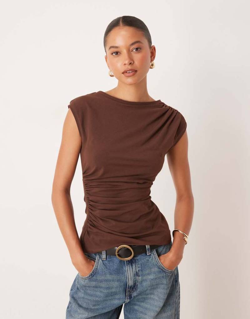 ASOS DESIGN - Gerafftes Tanktop aus Baumwolle in Schokobraun von ASOS DESIGN