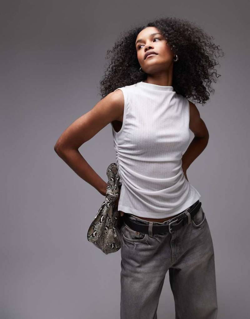 ASOS DESIGN - Gerafftes Tanktop in Elfenbein mit hohem Ausschnitt-Weiß von ASOS DESIGN