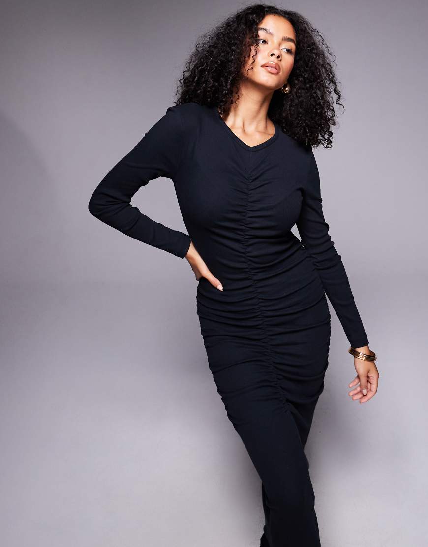 ASOS DESIGN - Gerafftes und geripptes Midikleid in Schwarz ASOS DESIGN - Gerafftes und geripptes Midikleid in Schwarz von ASOS DESIGN