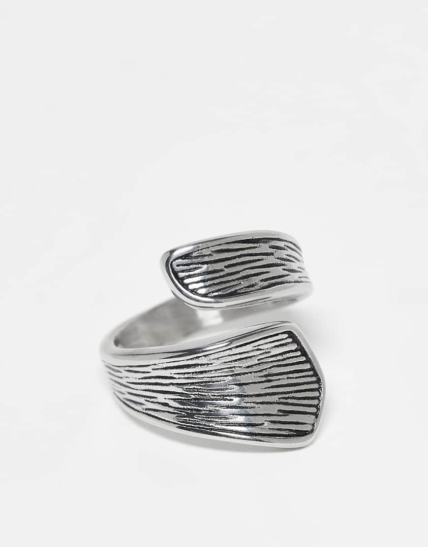 ASOS DESIGN - Geriffelter Wickel-Ring aus wasserfestem Edelstahl in polierter Silberoptik von ASOS DESIGN