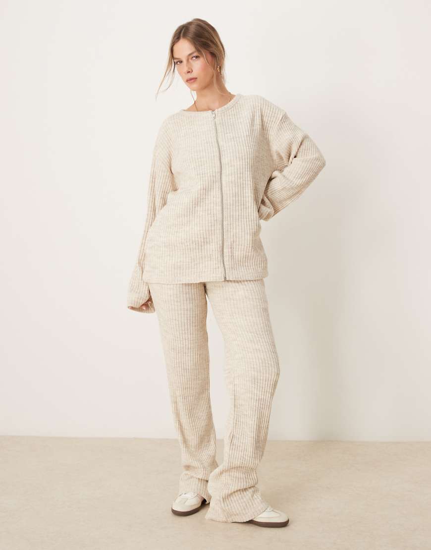 ASOS DESIGN - Gerippte, angeraute Hose in Ecru mit weitem Schnitt, Kombiteil-Weiß von ASOS DESIGN