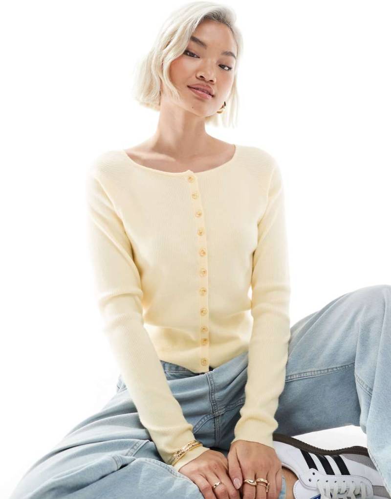 ASOS DESIGN - Gerippte, figurbetonte Strickjacke in Buttermilchgelb von ASOS DESIGN