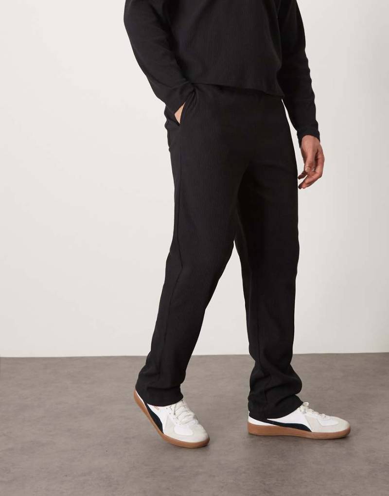 ASOS DESIGN - Gerippte, gerade geschnittene Jogginghose in verwaschenem Schwarz, Kombiteil-Grau von ASOS DESIGN
