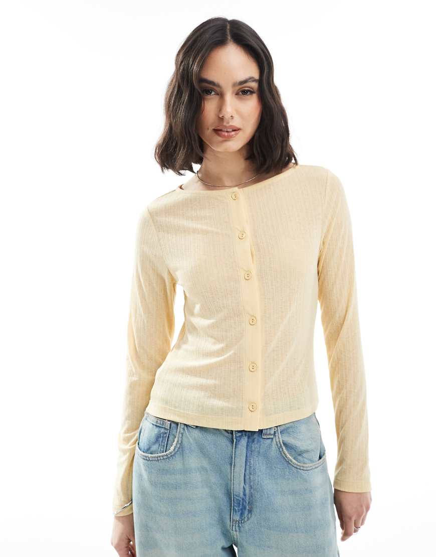ASOS DESIGN - Gerippte, griffige Strickjacke in Buttermilchgelb mit Knopfleiste und knappem Schnitt von ASOS DESIGN