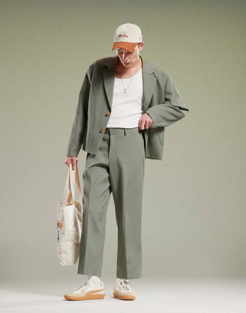 ASOS DESIGN - Gerippte Anzughose in Olivgrün mit weitem Bein von ASOS DESIGN