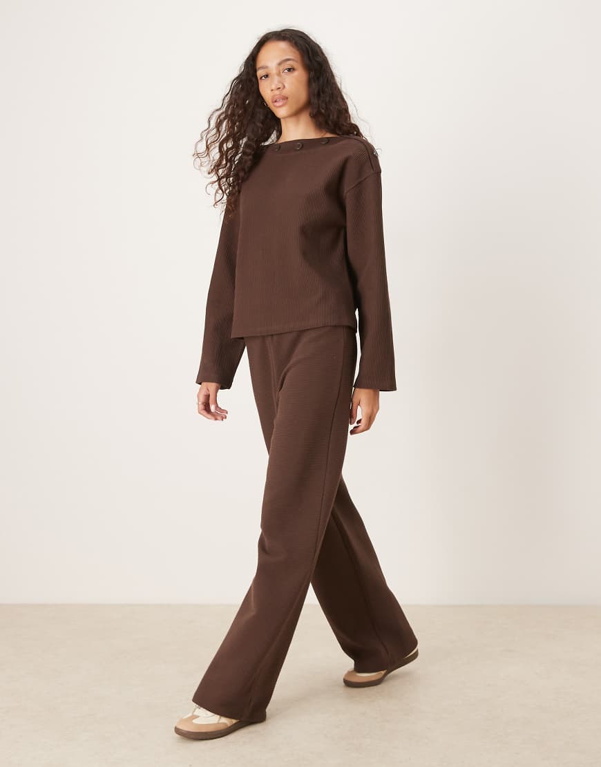 ASOS DESIGN - Gerippte Hose aus schwerem Stoff in Schokobraun mit weitem Beinschnitt, Kombiteil-Brown von ASOS DESIGN