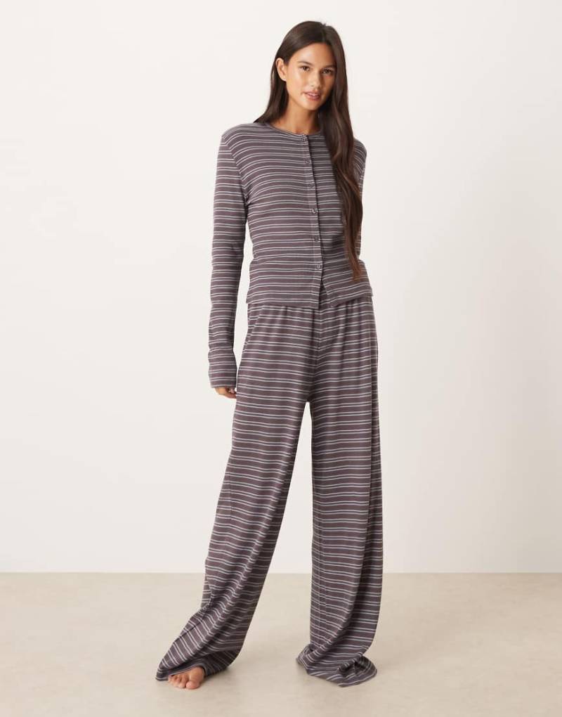 ASOS DESIGN - Gerippte Hose mit Streifen in Grau und Blau und weitem Bein von ASOS DESIGN