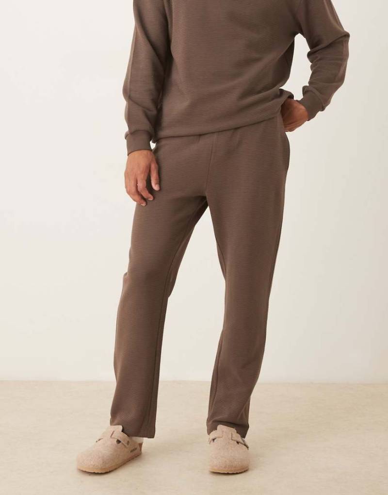 ASOS DESIGN - Gerippte Jogginghose aus schwerem neoprenartigem Stoff in Braun mit geradem Schnitt, Kombiteil-Brown von ASOS DESIGN