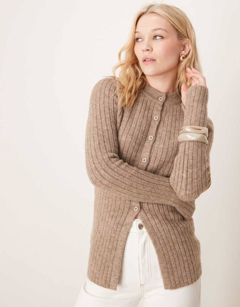 ASOS DESIGN - Gerippte Longline-Strickjacke in Mokkabraun mit Rundhalsausschnitt von ASOS DESIGN