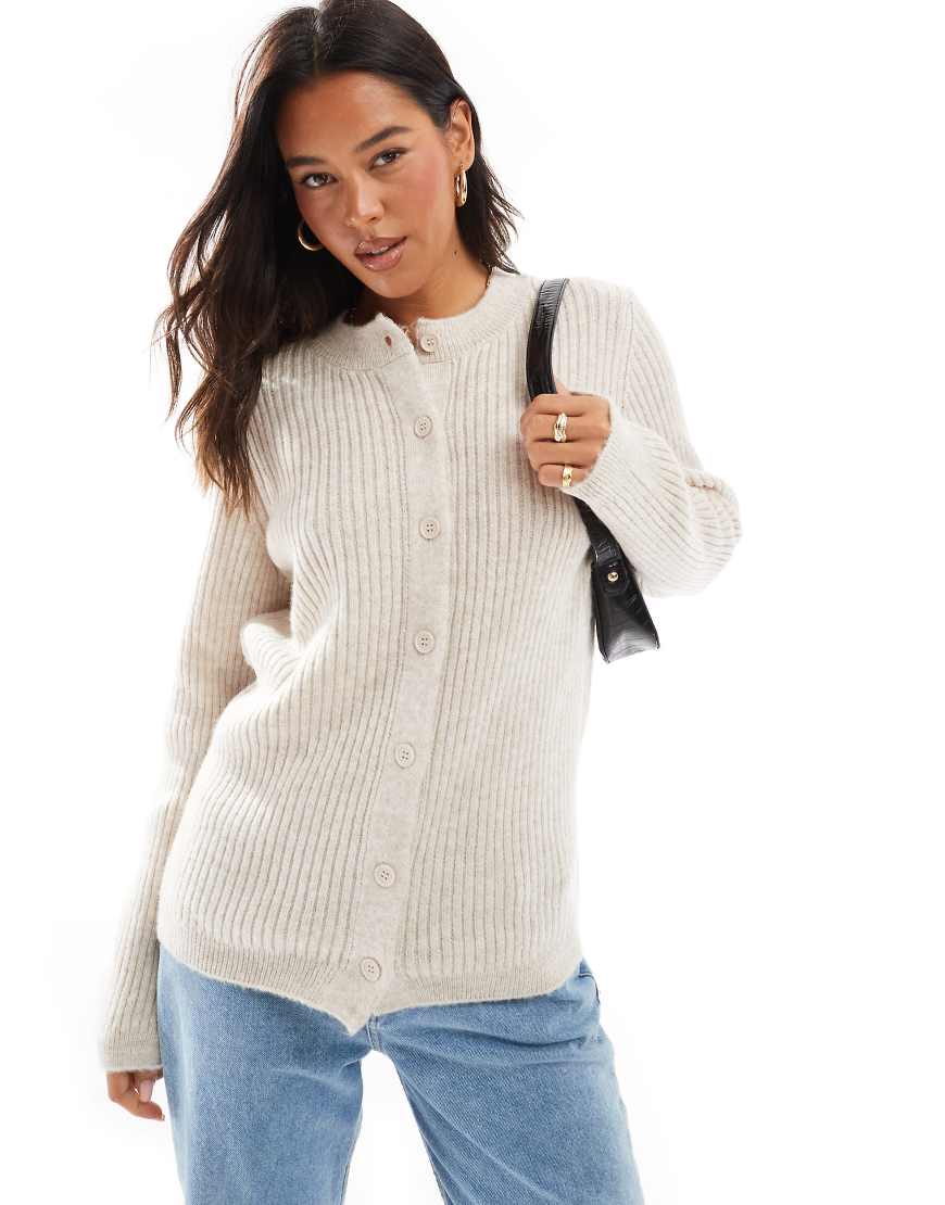 ASOS DESIGN - Gerippte Oversize-Strickjacke in Ecru-Weiß ASOS DESIGN - Gerippte Oversize-Strickjacke in Ecru-Weiß von ASOS DESIGN
