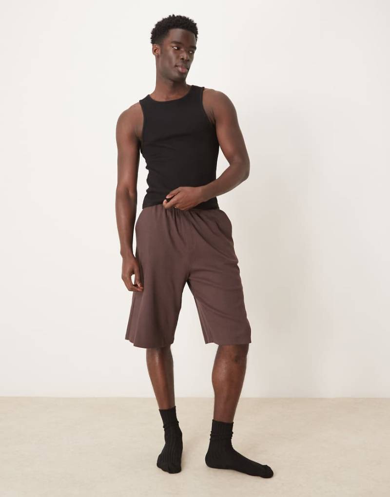 ASOS DESIGN - Gerippte Shorts in Braun mit aufgesticktem Patch von ASOS DESIGN