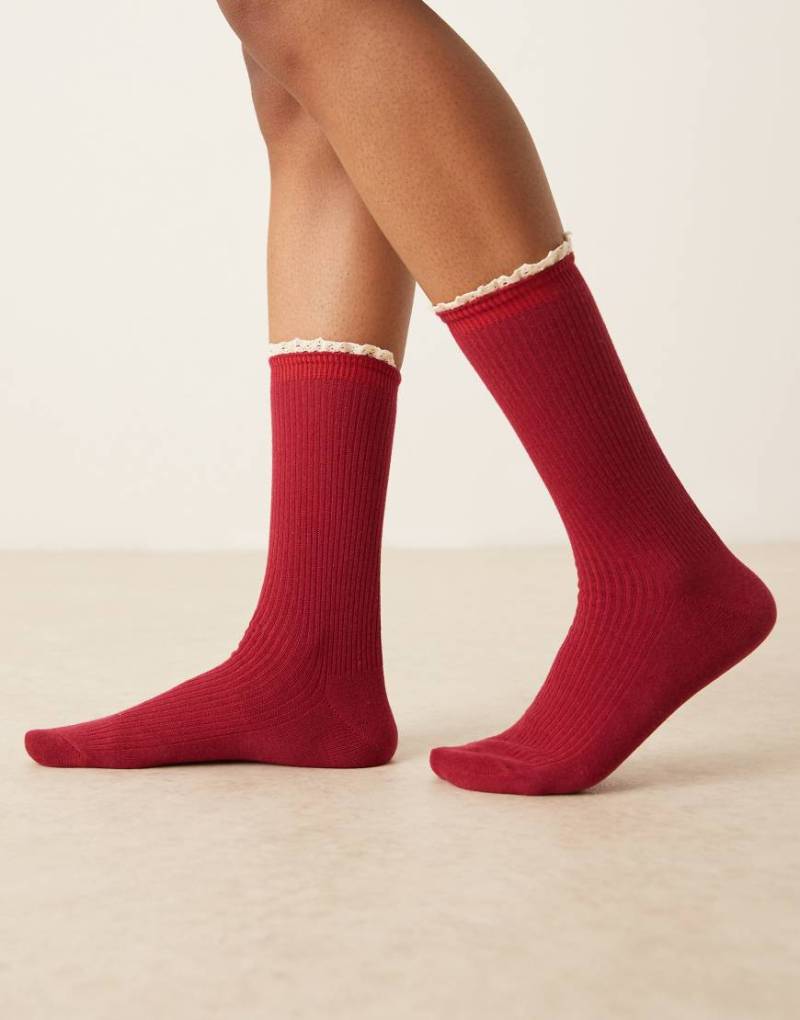 ASOS DESIGN - Gerippte Socken in Burgunderrot mit farblich abgesetzten, gehäkelten Rüschen von ASOS DESIGN