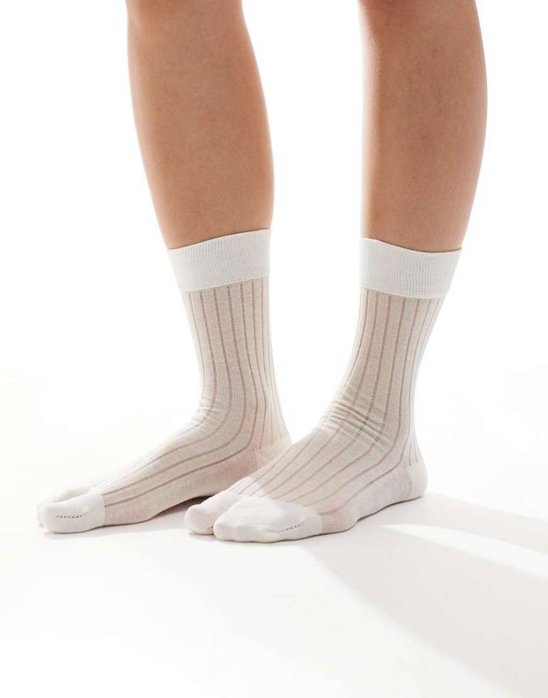 ASOS DESIGN - Gerippte Socken in Creme mit geteilter Zehenpartie-Weiß von ASOS DESIGN