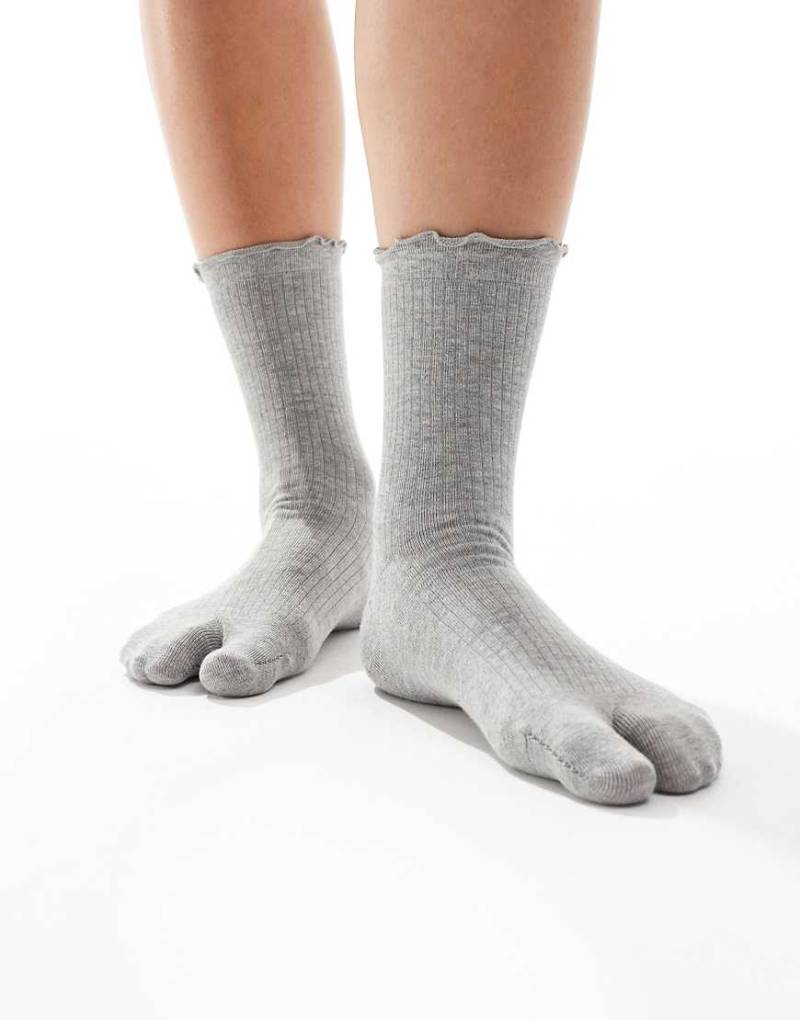 ASOS DESIGN - Gerippte Socken in Grau mit Rüschen und geteilter Zehenpartie von ASOS DESIGN