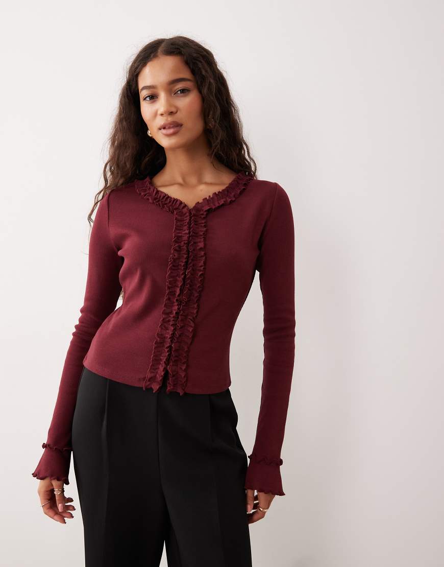 ASOS DESIGN - Gerippte Strickjacke aus Baumwolle in Burgunderrot mit Rüschendetail von ASOS DESIGN
