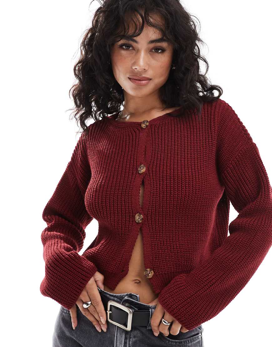 ASOS DESIGN - Gerippte Strickjacke in Burgunderrot mit Rundhalsausschnitt von ASOS DESIGN