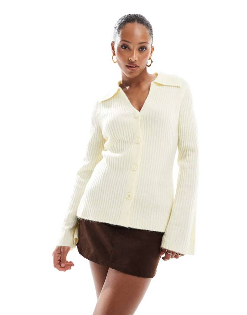 ASOS DESIGN - Gerippte Strickjacke in Buttermilch-Gelb mit Kragen-Weiß von ASOS DESIGN