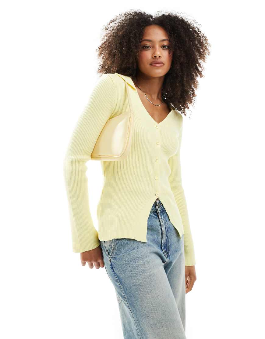 ASOS DESIGN - Gerippte Strickjacke in Buttermilchgelb mit V-Ausschnitt und Kragen von ASOS DESIGN